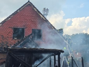 FW Bad Segeberg: Brand eines Anbaus in voller Ausdehnung - zwei Katzen gerettet
