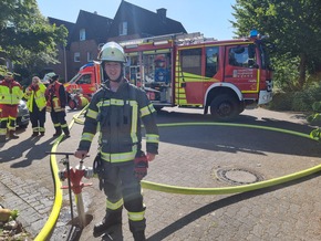 FW-WRN: FEUER_2 - LZ1 - brennt Garage in einer Garagenreihe