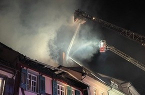 Kreisfeuerwehrverband Bodenseekreis e. V.: KFV Bodenseekreis: Dachstuhlbrand eines Wohn- und Geschäftshauses in der historischen Altstadt von Überlingen