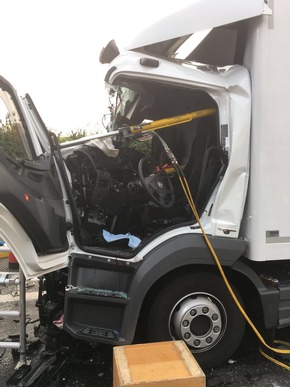 FW-Erkrath: Schwerer Verkehrsunfall auf der BAB 3 - Feuerwehr befreit eingeklemmten LKW-Fahrer