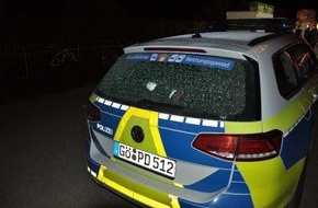 Polizeiinspektion Göttingen: POL-GÖ: (522/2018) Bei Einsatz auf dem Bovender Schützenfest - Streifenwagen durch Flaschenwurf beschädigt, Zeugen gesucht