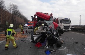 Feuerwehr Bottrop: FW-BOT: Bottrop; Schwerer Verkehrsunfall auf der A42 4 Verletzte, 1 Hund gerettet.