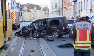 Feuerwehr Gelsenkirchen: FW-GE: Verkehrsunfall mit Straßenbahn