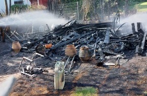 Kreisfeuerwehrverband Rendsburg-Eckernförde: FW-RD: Holzhütte in Owschlag nach Feuer total zerstört - 60 Einsatzkräfte im Einsatz In der Margaretenstraße in Owschlag, wurde eine Holzhütte durch ein Feuer zerstört.