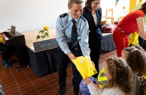 Polizei Aachen: POL-AC: Achtung Schulbeginn! F&uuml;r bessere Sichtbarkeit: Erstkl&auml;ssler bekommen Warnwesten