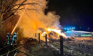 Feuerwehr Bochum: FW-BO: Brennende Strohballen in Bochum Laer - 1. Update