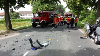 Polizeiinspektion Hameln-Pyrmont/Holzminden: POL-HM: Schwerer Verkehrsunfall / Bundesstraße 1 derzeit voll gesperrt