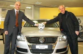 Volkswagen / AMAG Import AG: Köbi Kuhn reçoit sa nouvelle VW Passat - L'entraîneur de l'année et le volant d'or