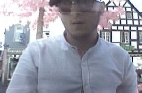 Polizei Bonn: POL-BN: Foto-Fahndung: Unbekannter hob mit gestohlener Karte Geld ab - Wer kennt diesen Mann?