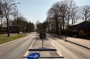 Polizeiinspektion Rotenburg: POL-ROW: ++ Zeugin meldet Personen mit Waffe: Polizeieinsatz ++ Verkehrszeichen beschädigt - Zeugen gesucht ++ Wohnungseinbruch in Sottrum - Zeugen gesucht ++