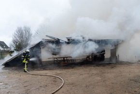 FW-OE: 4 Wohnmobile fallen Scheunenbrand zum Opfer - Sporker Bevölkerung versorgt Einsatzkräfte