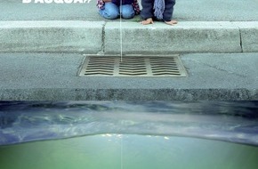 Association Suisse des Gardes-Pêche: UNA TRACCIA NEL METALLO / UNA CADITOIA CON INCISO UN PESCE - "Sotto ogni tombino si nasconde un corso d'acqua" (Immgine/Docu)