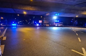 Feuerwehr und Rettungsdienst Bonn: FW-BN: PKW kollidiert mit Straßenbahn, drei Verletzte