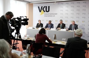 Verband kommunaler Unternehmen e.V. (VKU): Pressekonferenz des Verbands kommunaler Unternehmen (VKU) am 10. April 2014: Vorstellung eines Gutachtens zu Defiziten beim Grünen Punkt (FOTO)