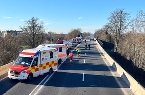 Feuerwehr Weinheim: FW Weinheim: Schwerer Verkehrsunfall auf der B38 Westtangente - Mehrere Verletzte