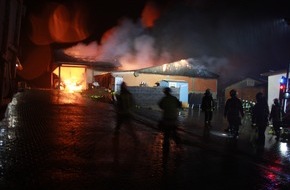 Freiwillige Feuerwehr Borgentreich: FW Borgentreich: Brand einer Maschinenhalle in Borgholz. Hoher Sachschaden. 4 Personen wurden verletzt.