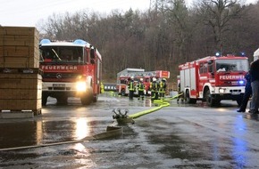 Feuerwehr der Stadt Arnsberg: FW-AR: Verrauchte Produktionshalle in Arnsberg-Bruchhausen ruft Feuerwehr auf den Plan