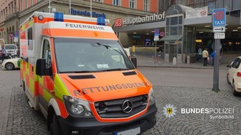 Bundespolizeidirektion München: Bundespolizeidirektion München: Reanimation im Hauptbahnhof / Zivilcourage und Bundespolizisten bei Wiederbelebung im Einsatz