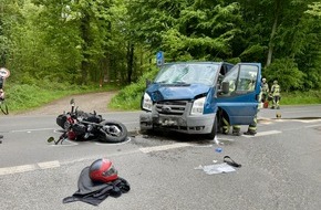 Freiwillige Feuerwehr Hünxe: FW Hünxe: Motorradfahrer nach Frontalzusammenstoß schwer verletzt
