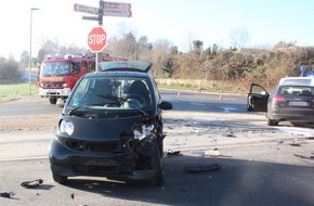 Polizei Mettmann: POL-ME: Hoher Sachschaden nach Unfall im Kreuzungsbereich - Velbert - 2212057