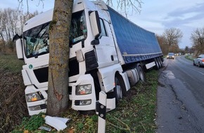 Polizeiinspektion Stade: POL-STD: LKW-Fahrer im Alten Land muss ausweichen und prallt gegen Straßenbaum - Verursacher flüchtet - K 39 über Stunden voll gesperrt