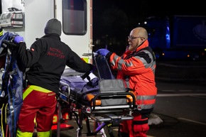 FW LK Neunkirchen: Drei Verletzte bei Unfall - Feuerwehr rettet Schwerverletzte aus Wrack