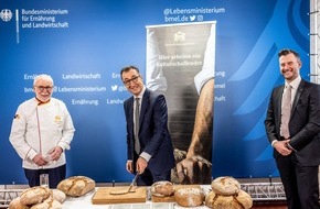 Zentralverband des Deutschen Bäckerhandwerks e.V.: Prominent angeschnitten: Das Brot des Jahres 2022 debütiert bei Cem Özdemir