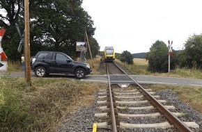 Polizeidirektion Neuwied/Rhein: POL-PDNR: Nachtrag zur Pressemeldung der Polizei Altenkirchen
Bilder Verkehrsunfall unbeschrankter Bahnübergang Michelbach