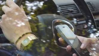Landeskriminalamt Rheinland-Pfalz: LKA-RP: Handy während des Fahrens lenkt ab