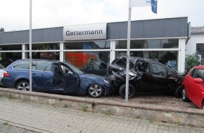 Polizeiinspektion Hameln-Pyrmont/Holzminden: POL-HOL: Bevern - Holzmindener Straße: Spektakulärer Unfall mit einem Gesamtschaden von über 100.000,-- EUR - Fünf Fahrzeuge mit Totalschaden / Unfallfahrer leicht verletzt -