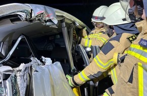 Feuerwehr Gemeinde Rheurdt: FW Rheurdt: Feuerwehr übt technische Rettung am Autohaus Mölders