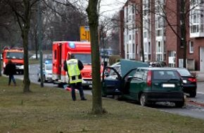 Feuerwehr Essen: FW-E: Verkehrsunfall Wilhelm-Nieswandt-Allee Höhe Zeche Carl, drei Verletzte
