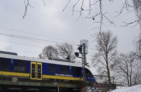 Bundespolizeiinspektion Bremen: BPOL-HB: Rodelnde Kinder am Bahndamm verursachen Zugverspätungen