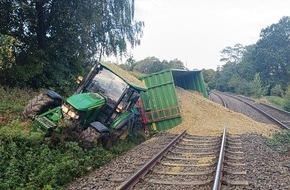 Polizei Minden-Lübbecke: POL-MI: Traktor-Anhänger kippt auf Bahnschienen