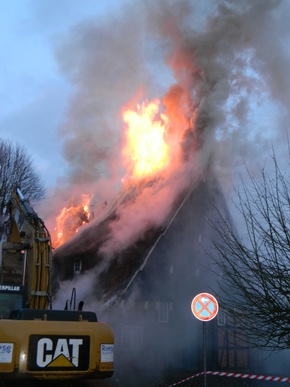 FW-RD: Großbrand in Bordesholm -Reetdachhaus brennt komplett ab-