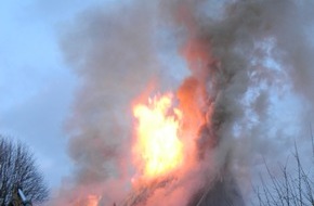 Kreisfeuerwehrverband Rendsburg-Eckernförde: FW-RD: Großbrand in Bordesholm -Reetdachhaus brennt komplett ab-