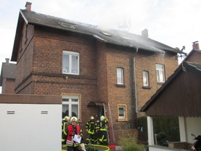 FW-GE: Dachstuhlbrand in Gelsenkirchen Erle - Erheblicher Sachschaden - Eine Person leicht verletzt