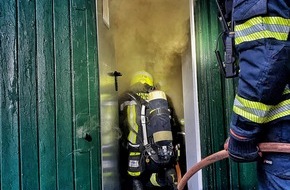Feuerwehr Neuss: FW-NE: Brand in Hütte eines Modellbauvereins | Keine Verletzten