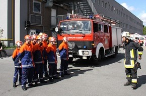 Feuerwehr Essen: FW-E: Die Großen vor Ort, die Kleinen aus der Ferne, Essener Jugendfeuerwehr sammelt für Flutopfer