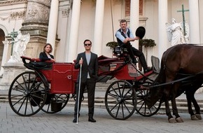 ARD Das Erste: Das Erste: "Der Wien-Krimi: Blind ermittelt": Philipp Hochmair und Andreas Guenther als unkonventionelles Ermittler-Duo in "Tod im Fiaker"