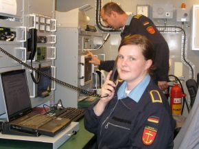 Deutsche Marine - Pressemeldung (Feature): Hightech-Korvette - Ein Einblick in die moderne Arbeitswelt zweier Marinesoldaten aus Sachsen und Ostfriesland