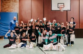 Kaufland: Weihnachtshelfer von Kaufland bringen Kinderaugen zum Leuchten: Vorzeitige Bescherung bei "Fußball trifft Kultur" in Stuttgart-Fasanenhof