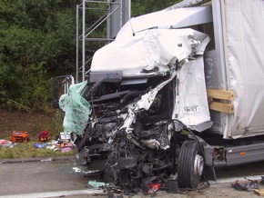 POL-WL: fährt in Stauende, Fahrer verstirbt im Krankenhaus