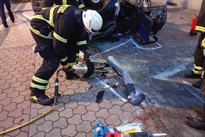 FW-PL: OT-Stadtmitte. Schwerer Verkehrsunfall. PKW überschlägt sich und kollidiert mit Straßenlaterne. Fahrer verletzt.