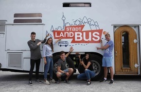 ZDF: ZDF dreht zwei Dokutainment-Serien für Jugendliche / "Stadt, Land, Bus" und "Die Jungs-WG: Elternfrei in Barcelona" (FOTO)