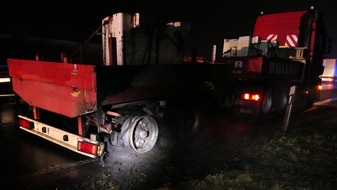 Feuerwehr Dortmund: FW-DO: LKW-Anhänger gerät während der Fahrt auf der A2 in Brand