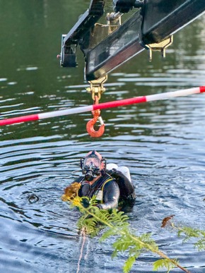 FW-BO: Schwimmer entdecken PKW in der Ruhr - Abendlicher Feuerwehreinsatz in Stiepel