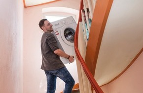 HUK-COBURG: Umziehen - mehr als Möbelschleppen / Eine Haftpflichtversicherung schützt, wenn beim Wohnungswechsel nicht alles rundläuft