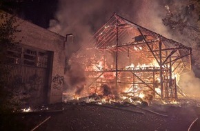 Feuerwehren des Landkreises Ravensburg: LRA-Ravensburg: Brand einer Lagerhalle auf einer Industrie-Brache in Wangen im Allgäu