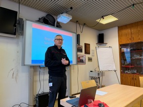 FW Weinheim: F&uuml;hrungsseminar der Weinheimer Feuerwehr - F&uuml;hrung trainieren, Zusammenarbeit st&auml;rken